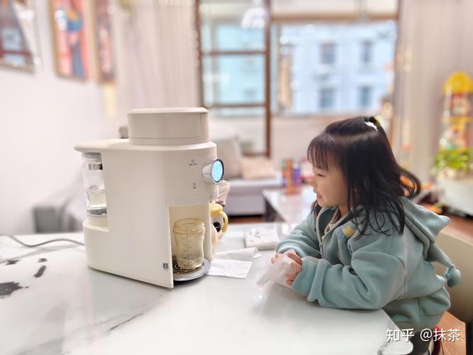 敏宝妈妈的喂养救赎kiwy全自动泡奶机升降接粉克级称重老人也能秒上手